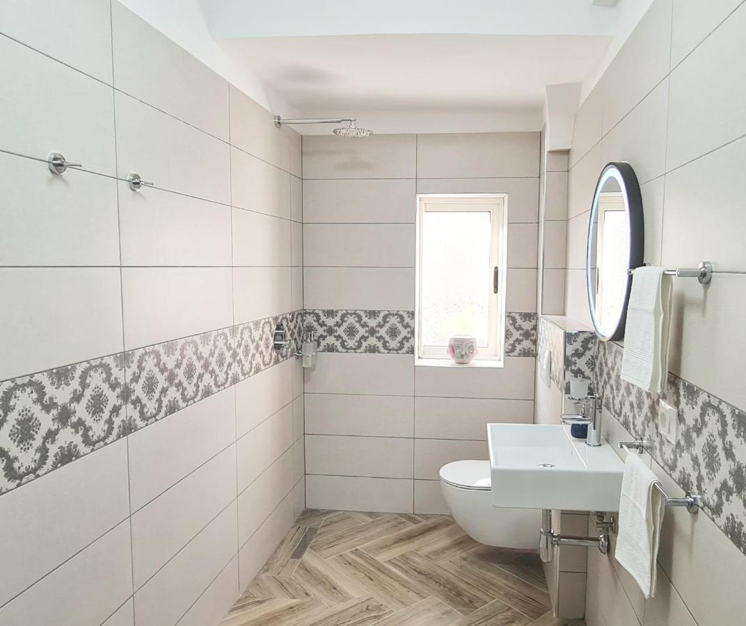 2V1 - Blloku Zy Apartment Тирана Екстериор снимка